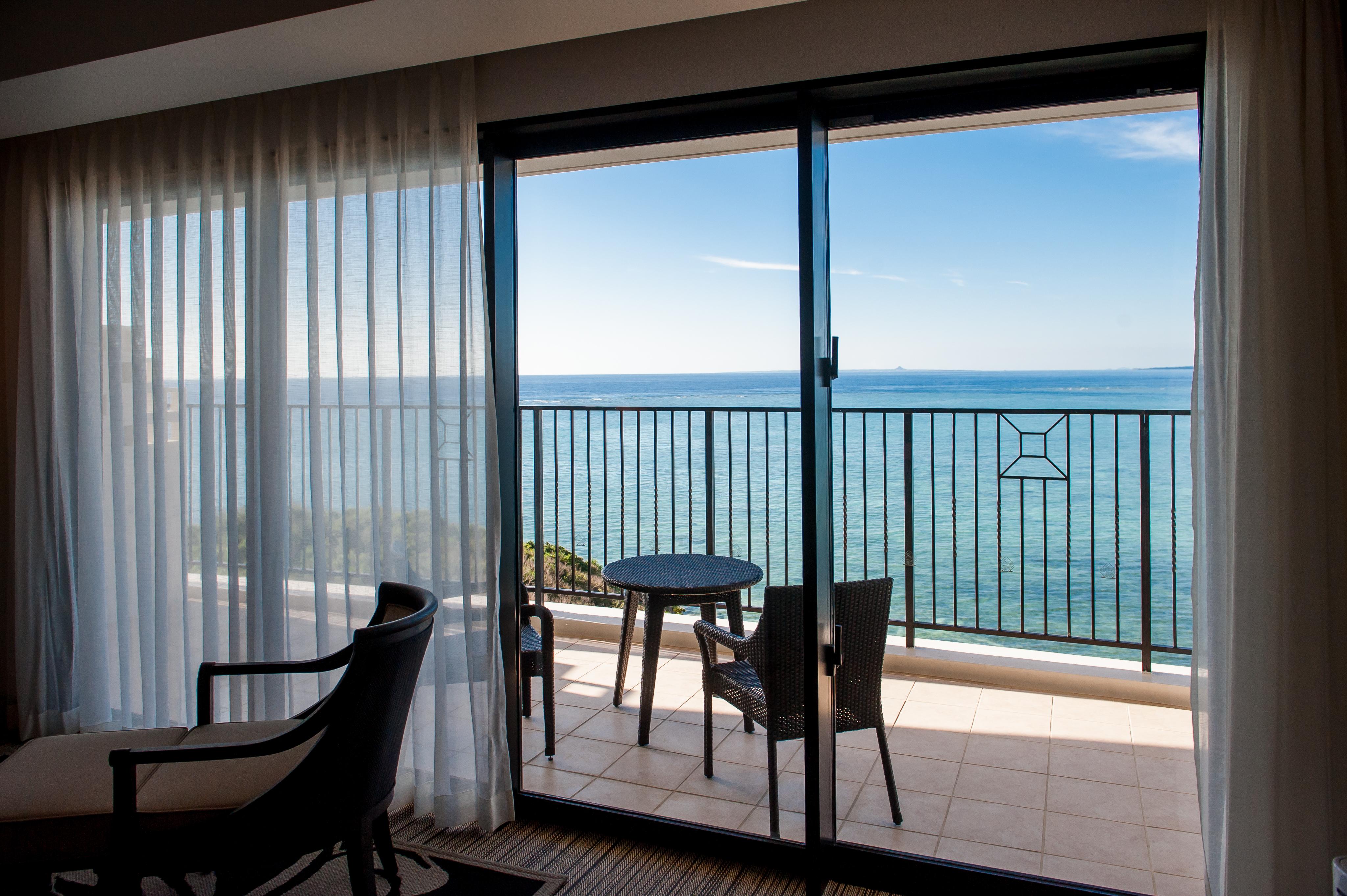 Hotel Monterey Okinawa Spa & Resort Onna Exterior foto A sliding door