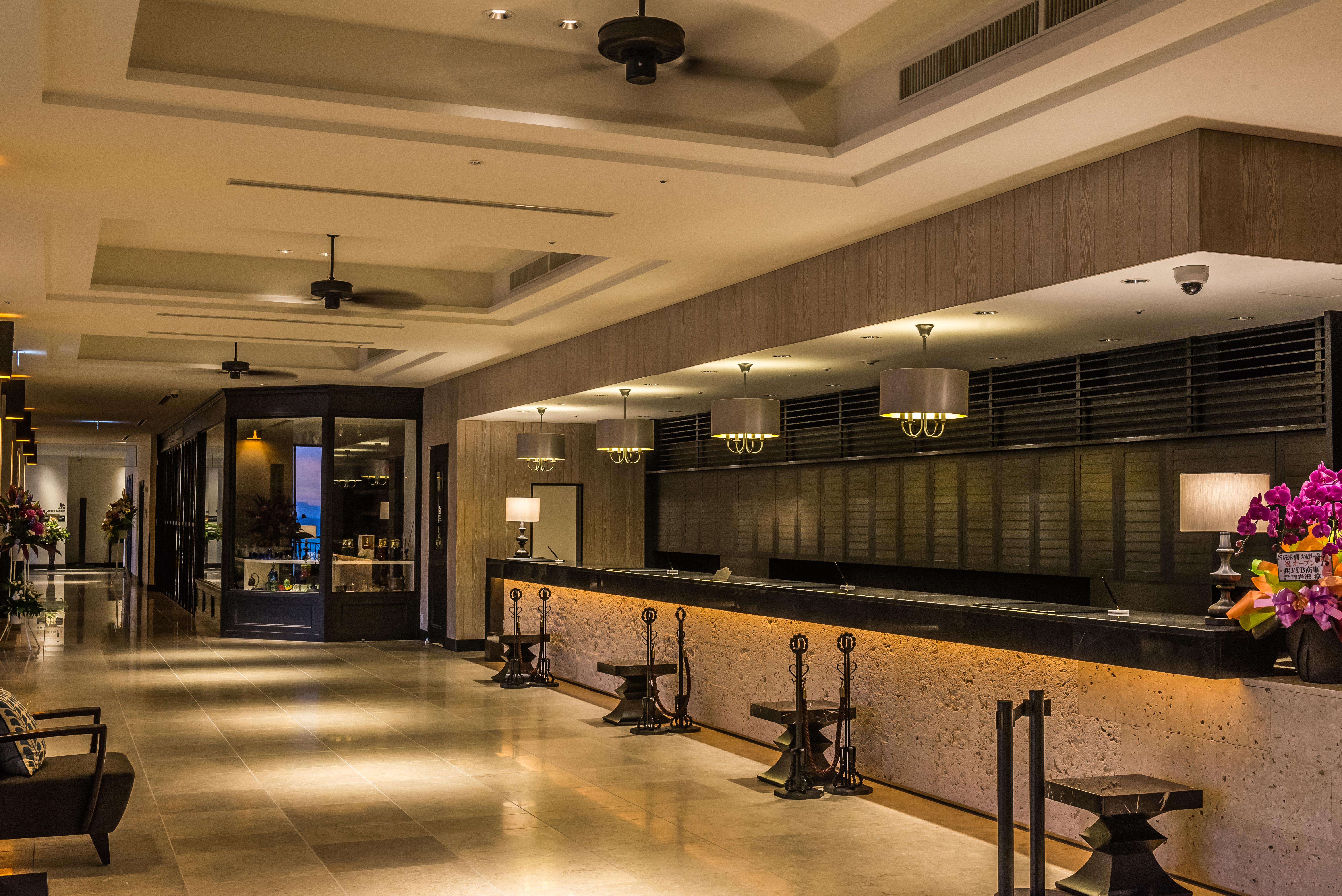 Hotel Monterey Okinawa Spa & Resort Onna Exterior foto The bar at the lobby