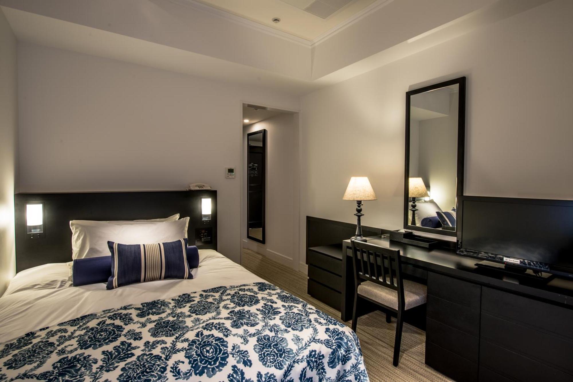 Hotel Monterey Okinawa Spa & Resort Onna Exterior foto A bedroom at the hotel