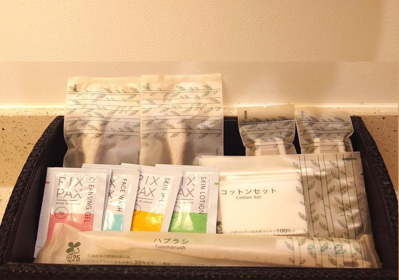 Hotel Monterey Okinawa Spa & Resort Onna Exterior foto A selection of toiletries in a hotel bathroom