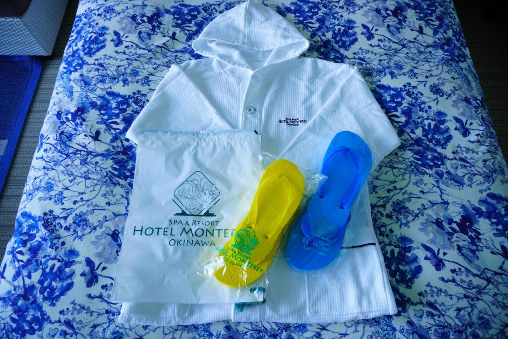 Hotel Monterey Okinawa Spa & Resort Onna Exterior foto A disposable rain poncho