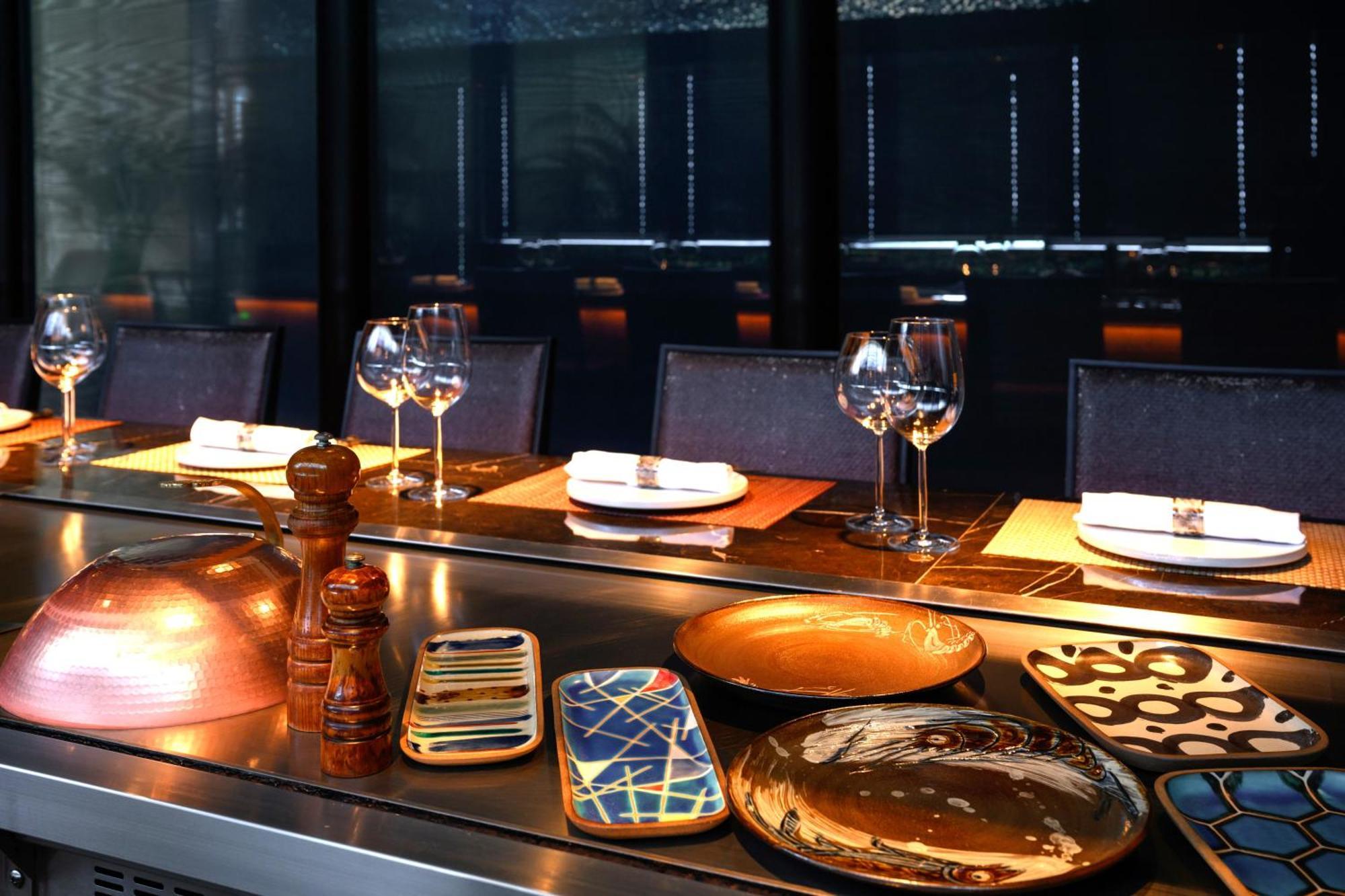 Hotel Monterey Okinawa Spa & Resort Onna Exterior foto A table at a restaurant