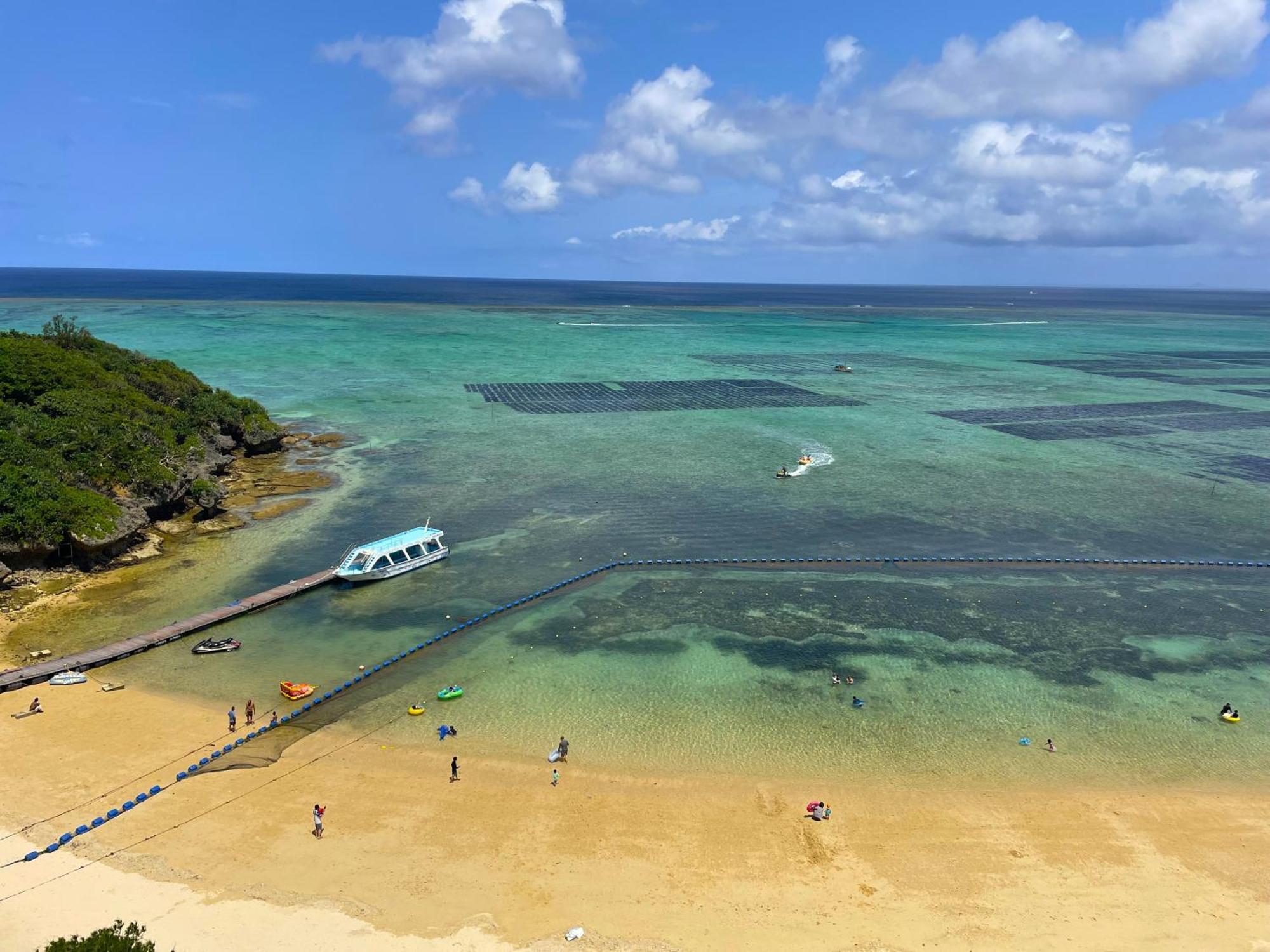 Hotel Monterey Okinawa Spa & Resort Onna Exterior foto View of the beach at the southern end of the island