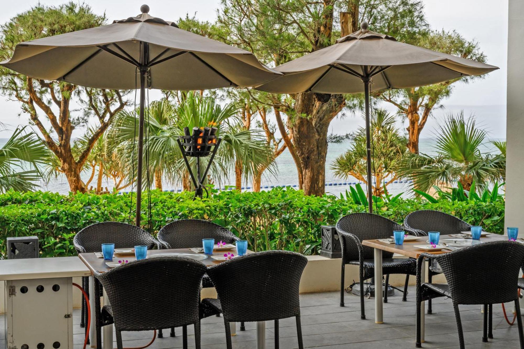Hotel Monterey Okinawa Spa & Resort Onna Exterior foto The Deck