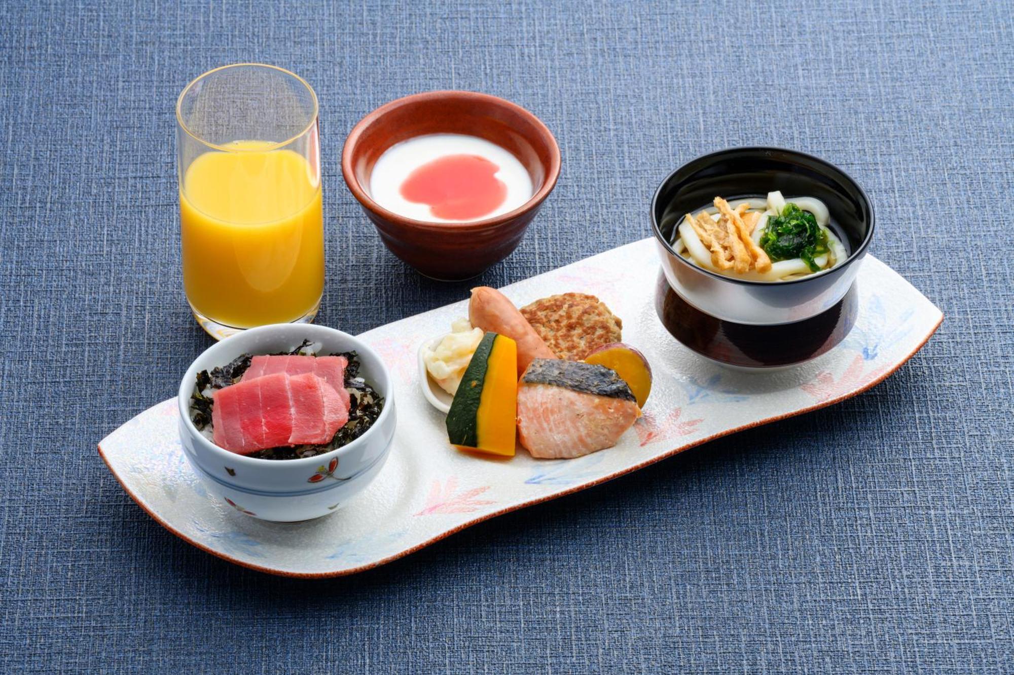 Hotel Monterey Okinawa Spa & Resort Onna Exterior foto A Japanese breakfast