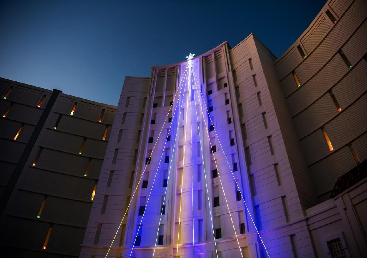 Hotel Monterey Okinawa Spa & Resort Onna Exterior foto The 2012 Christmas tree at the University of Texas MD Anderson Cancer Center