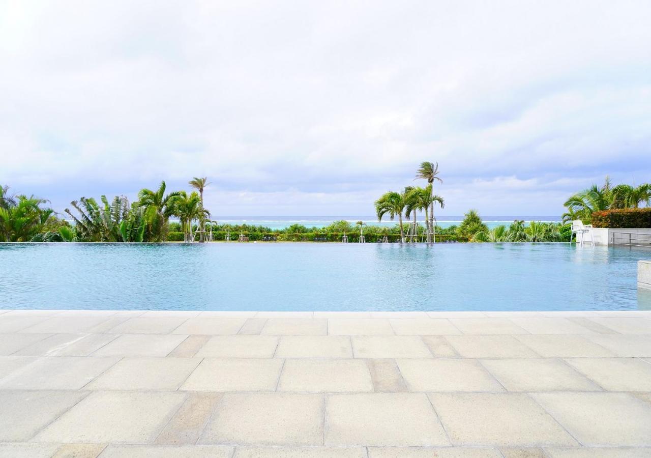 Hotel Monterey Okinawa Spa & Resort Onna Exterior foto Infinity pool at the Ritz-Carlton, Cancun