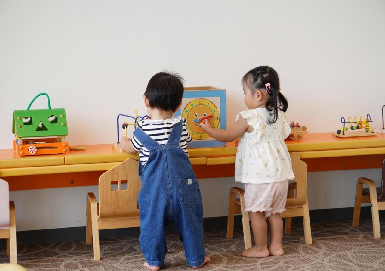 Hotel Monterey Okinawa Spa & Resort Onna Exterior foto Children playing with Montessori materials