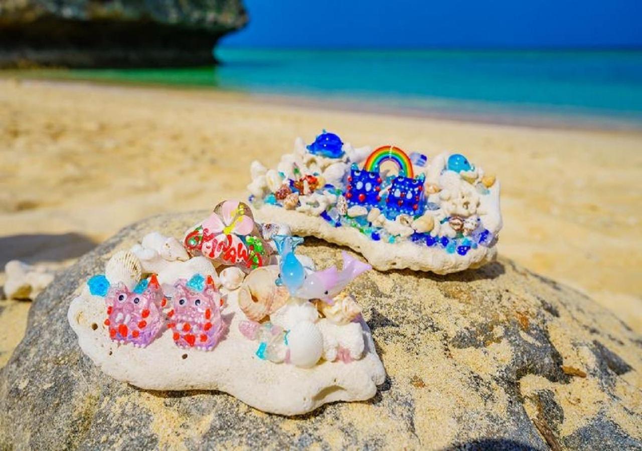 Hotel Monterey Okinawa Spa & Resort Onna Exterior foto A pair of decorated shoes