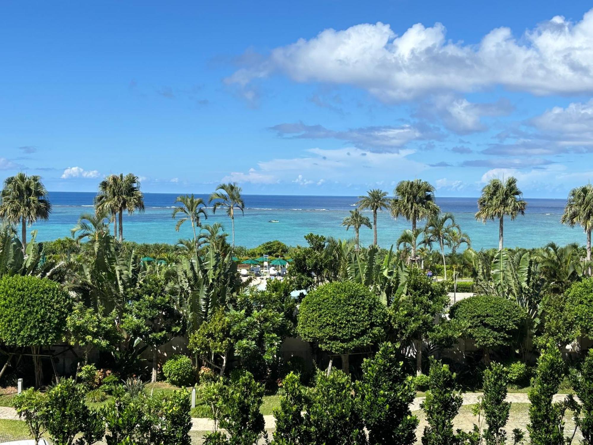 Hotel Monterey Okinawa Spa & Resort Onna Exterior foto View of the sea from the hotel