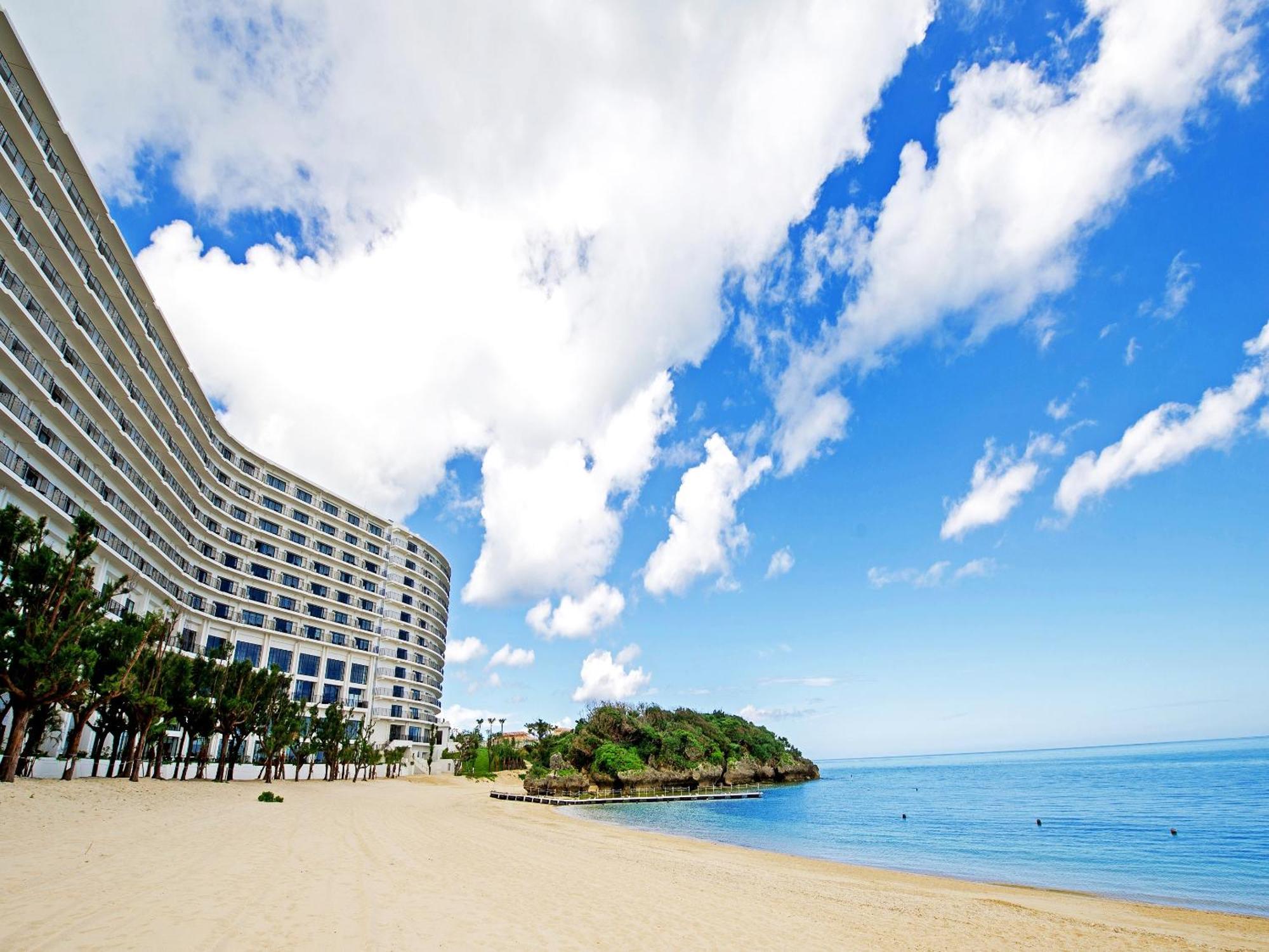 Hotel Monterey Okinawa Spa & Resort Onna Exterior foto Beach in Izu