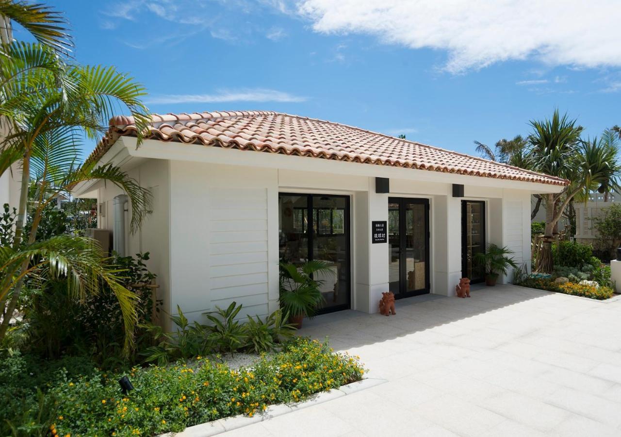 Hotel Monterey Okinawa Spa & Resort Onna Exterior foto The entrance to the museum