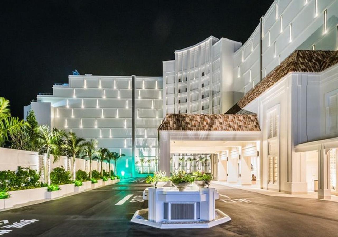 Hotel Monterey Okinawa Spa & Resort Onna Exterior foto The hotel's entrance
