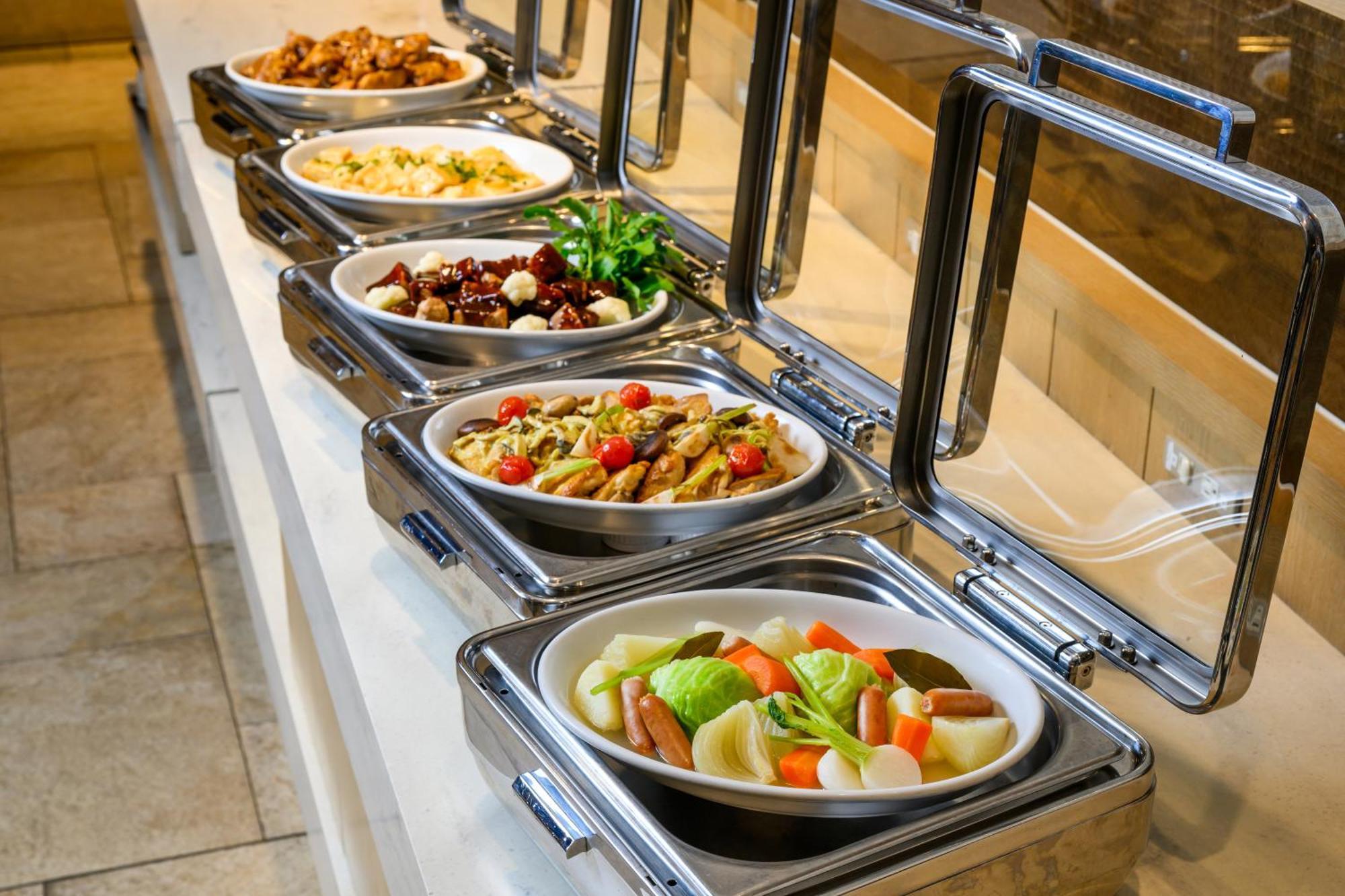 Hotel Monterey Okinawa Spa & Resort Onna Exterior foto A chafing dish buffet