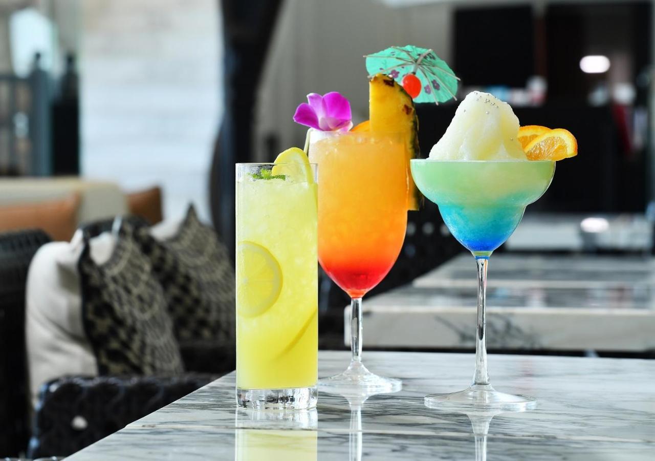 Hotel Monterey Okinawa Spa & Resort Onna Exterior foto A selection of non-alcoholic cocktails