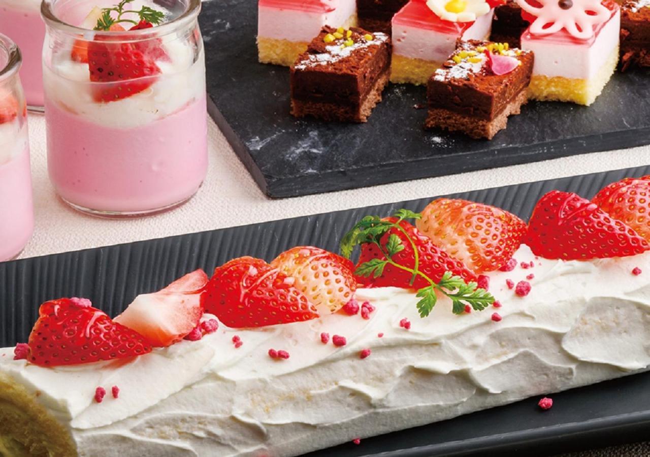Hotel Monterey Okinawa Spa & Resort Onna Exterior foto A strawberry parfait