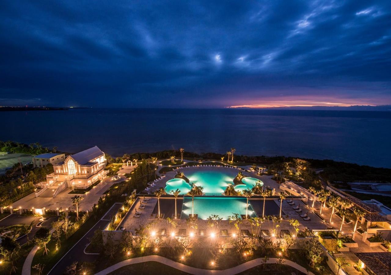 Hotel Monterey Okinawa Spa & Resort Onna Exterior foto The resort at night