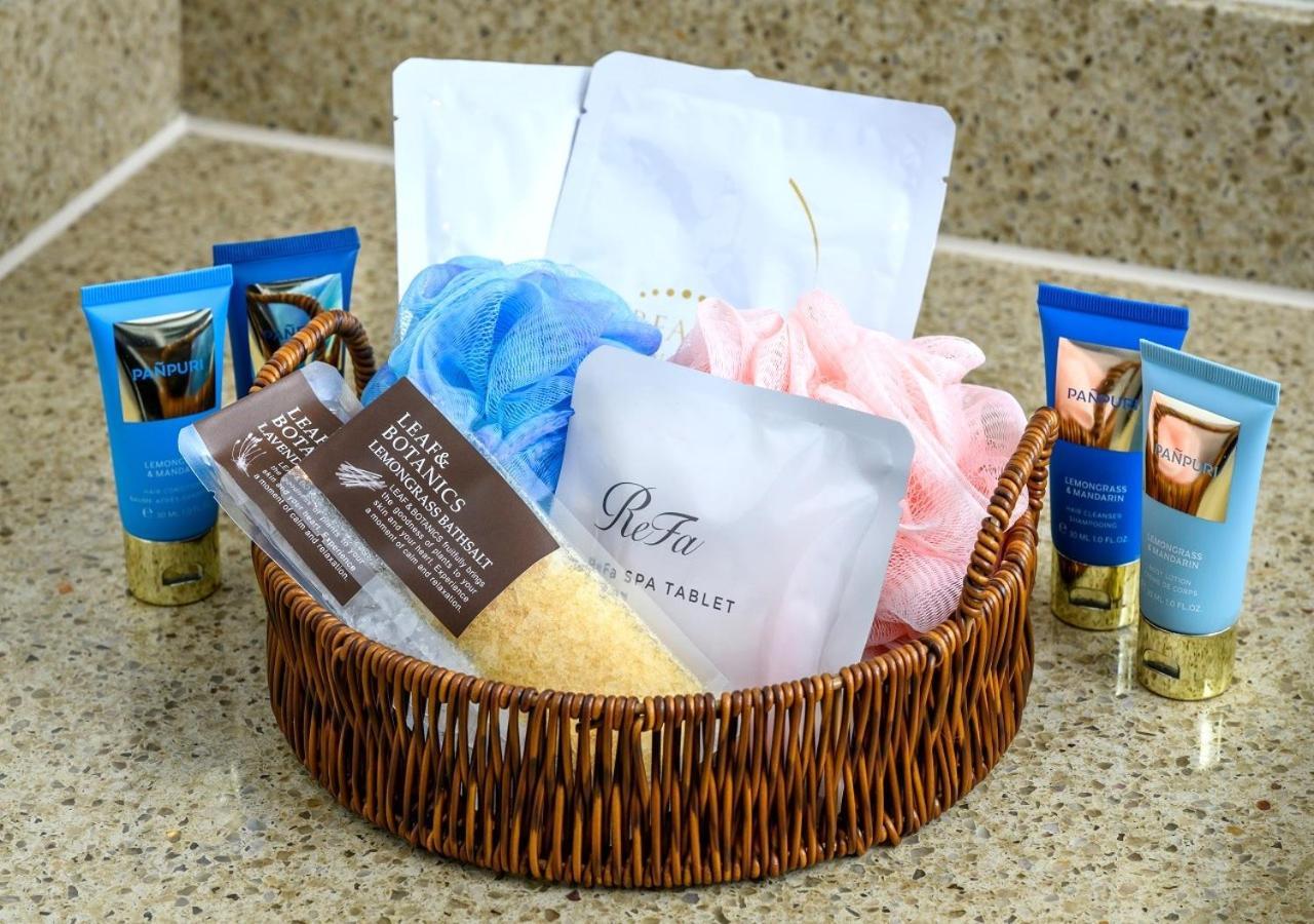 Hotel Monterey Okinawa Spa & Resort Onna Exterior foto A selection of toiletries